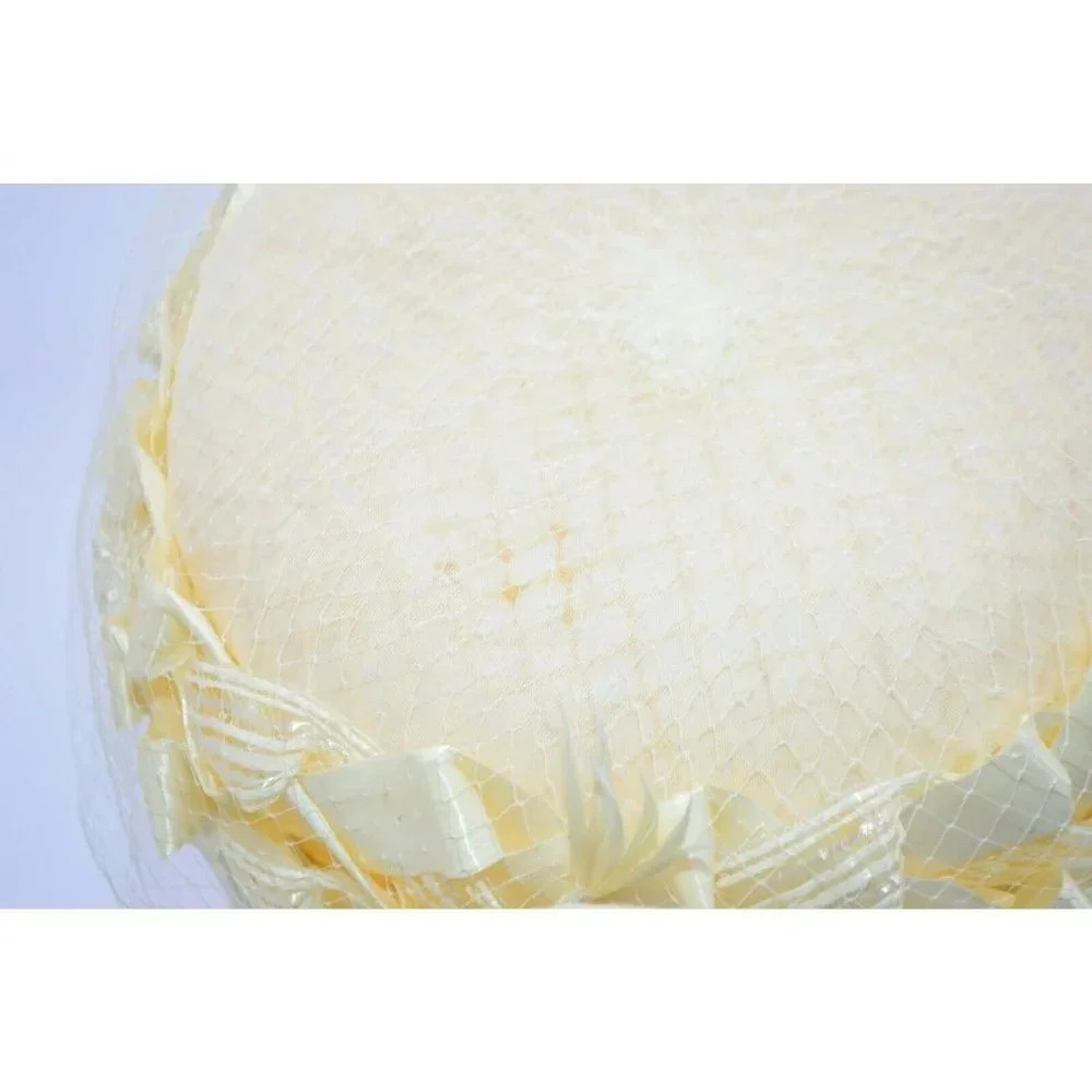 1950s Ivory Lady’s Netted Hat with Feather Bird - Picture 5 of 6